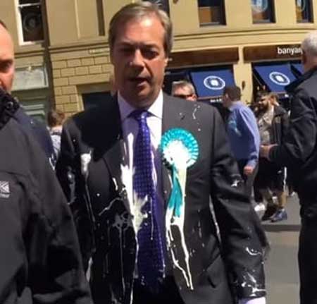 Nigel Farage atacat cu un milkshake
